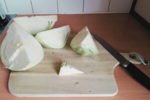 An image showing how to cut the cabbage and eliminate the core.