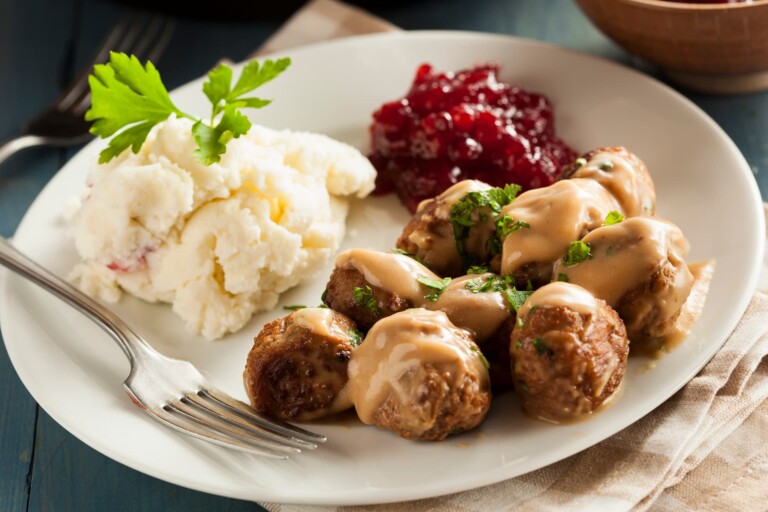 A recipe of how to make Swedish Meatballs with Cream Sauce and Parsley.
