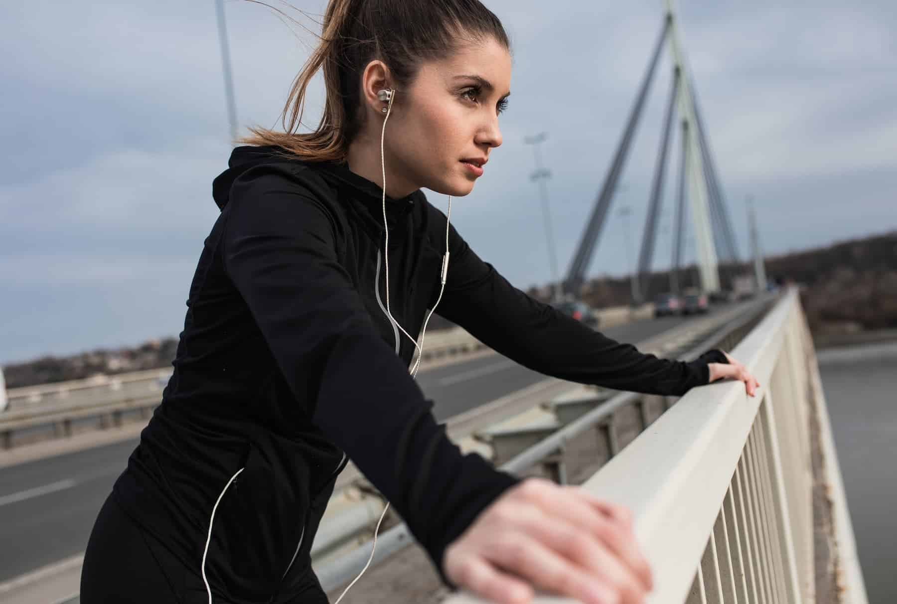 Fit woman resting after a workout, shows that losing weight after 30 is possible.