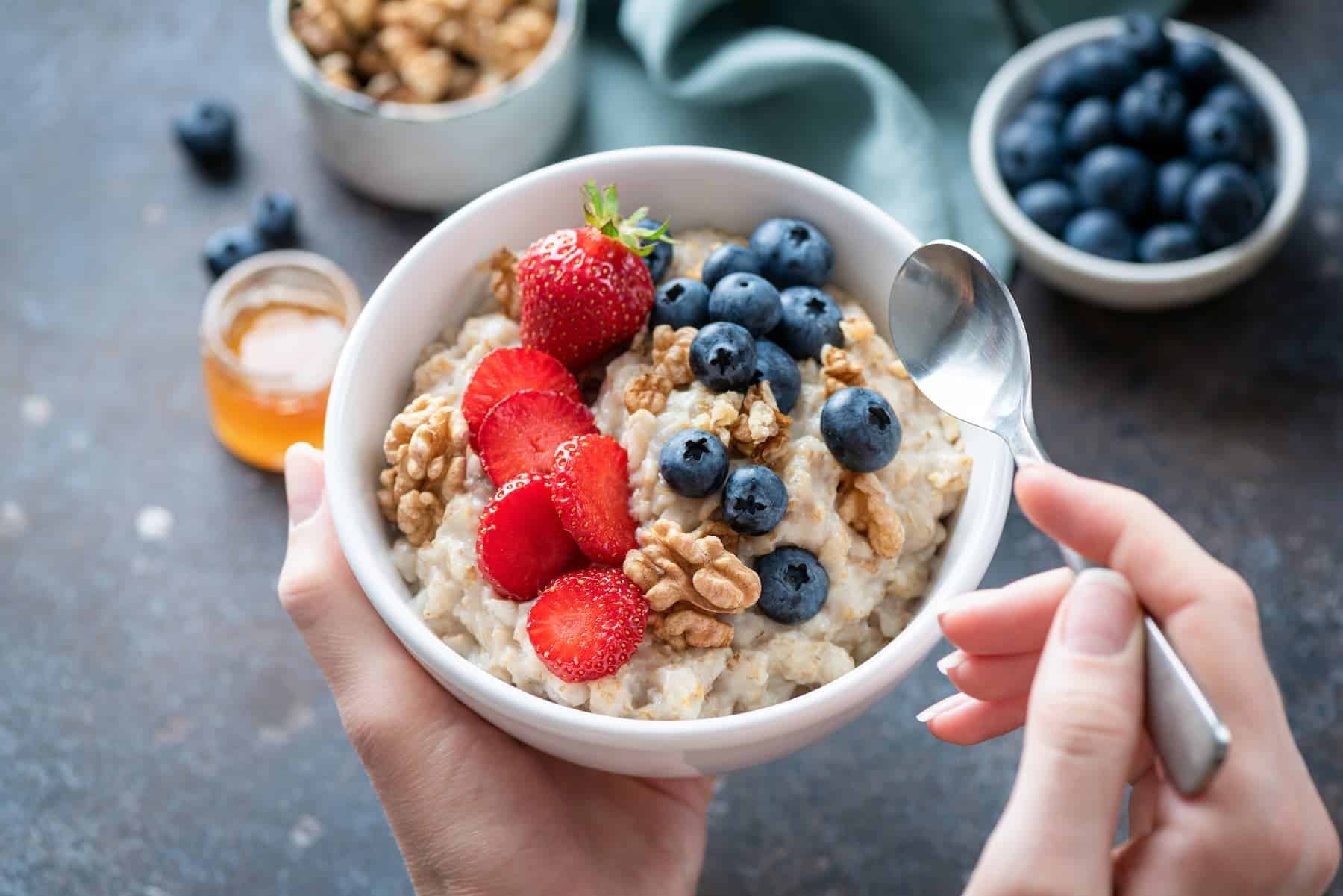 A bowl of oatmeal topped with strawberries, blueberries, and walnuts — a nourishing anti inflammation breakfast rich in fiber and antioxidants.